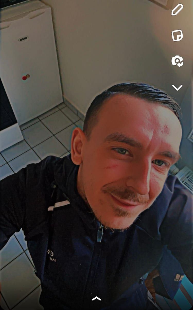 Glenn - Cruising gay à Estinnes Profil de Glenn, 25 ans, Cruising gay à Estinnes (Hainaut)