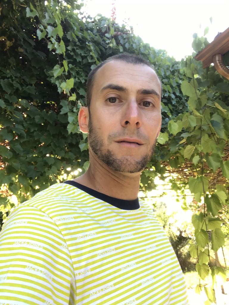 Jeacques - Cruising gay à Pecq Profil de Jeacques, 35 ans, Cruising gay à Pecq (Hainaut)