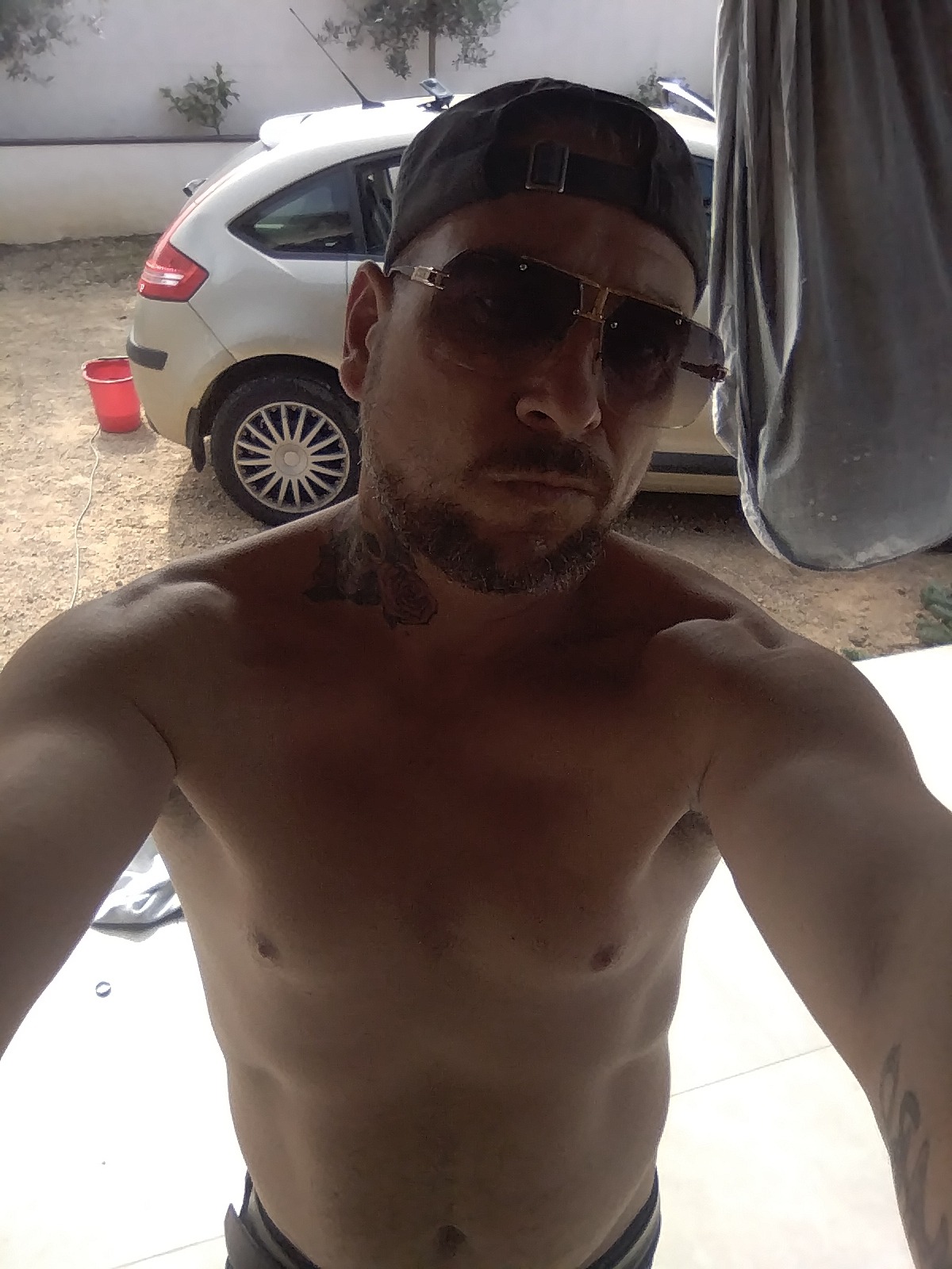 Eugenio - Cruising gay à Fexhe-le-Haut-Clocher Profil de Eugenio, 29 ans, Cruising gay à Fexhe-le-Haut-Clocher (Liège)