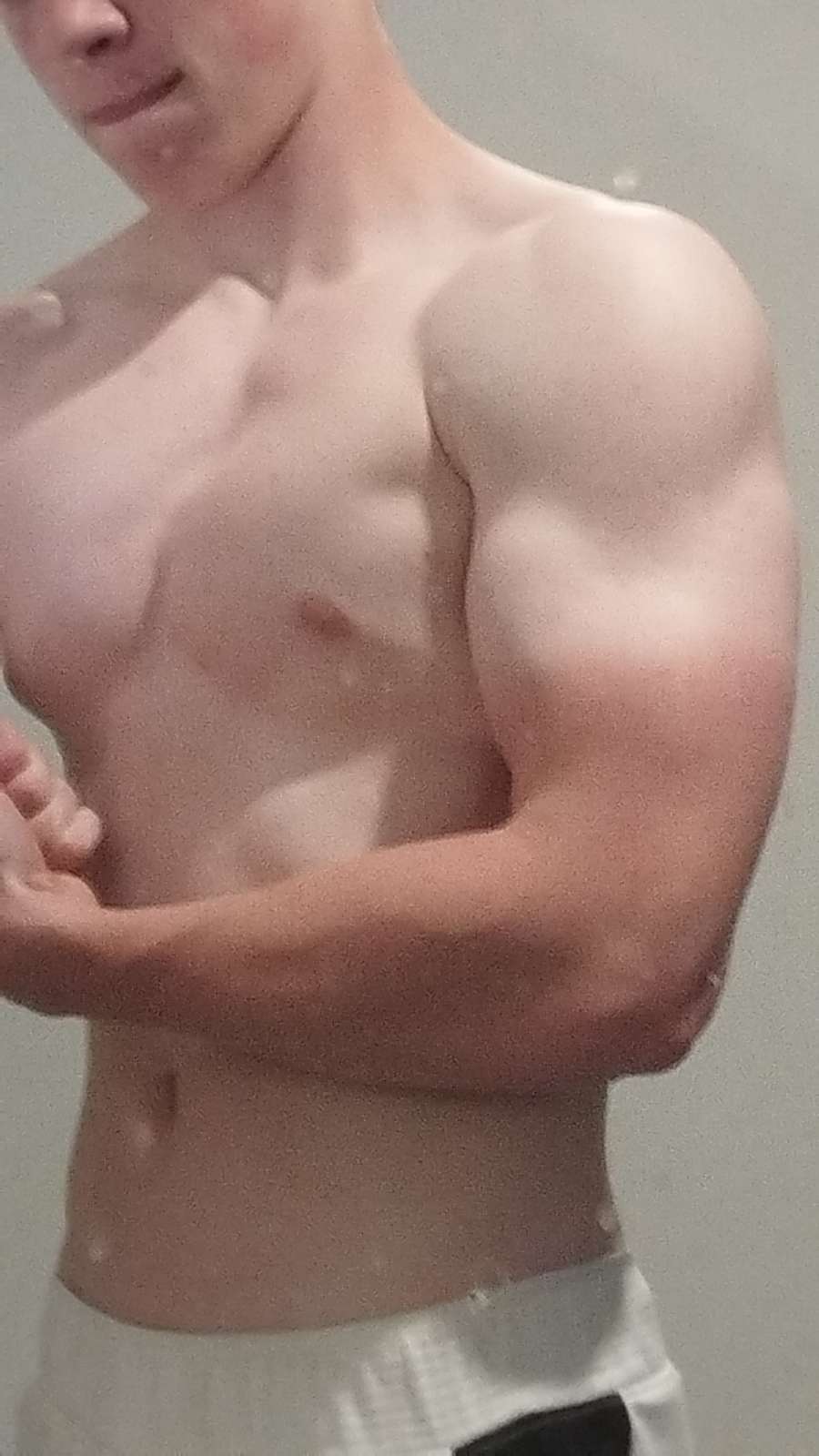 Profil de Akan, 23 ans, Cruising gay à Lessines (Hainaut)